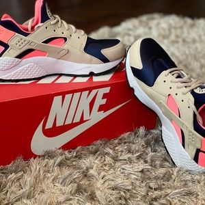 Nike Women Air Huarache. Great Price.....